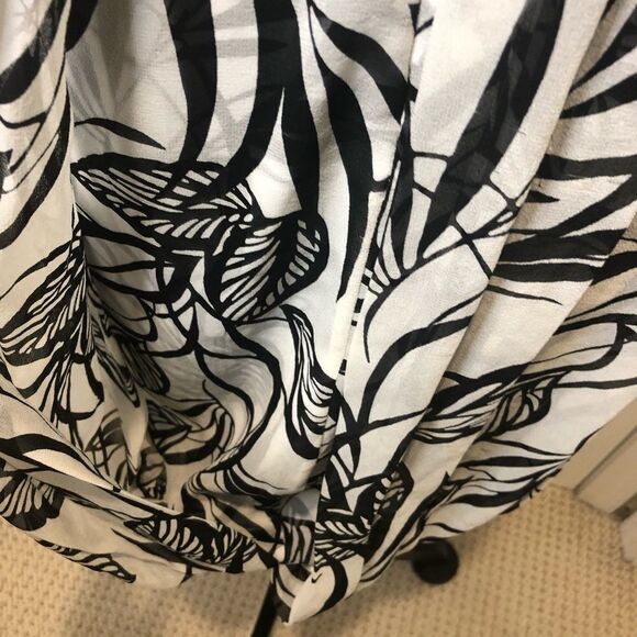 White House Black Market black white mini dress. - Picture 7 of 12